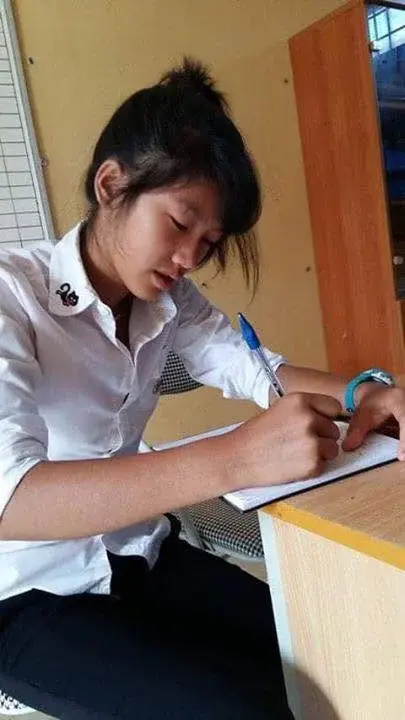 Lì Gò Pa studying and writing