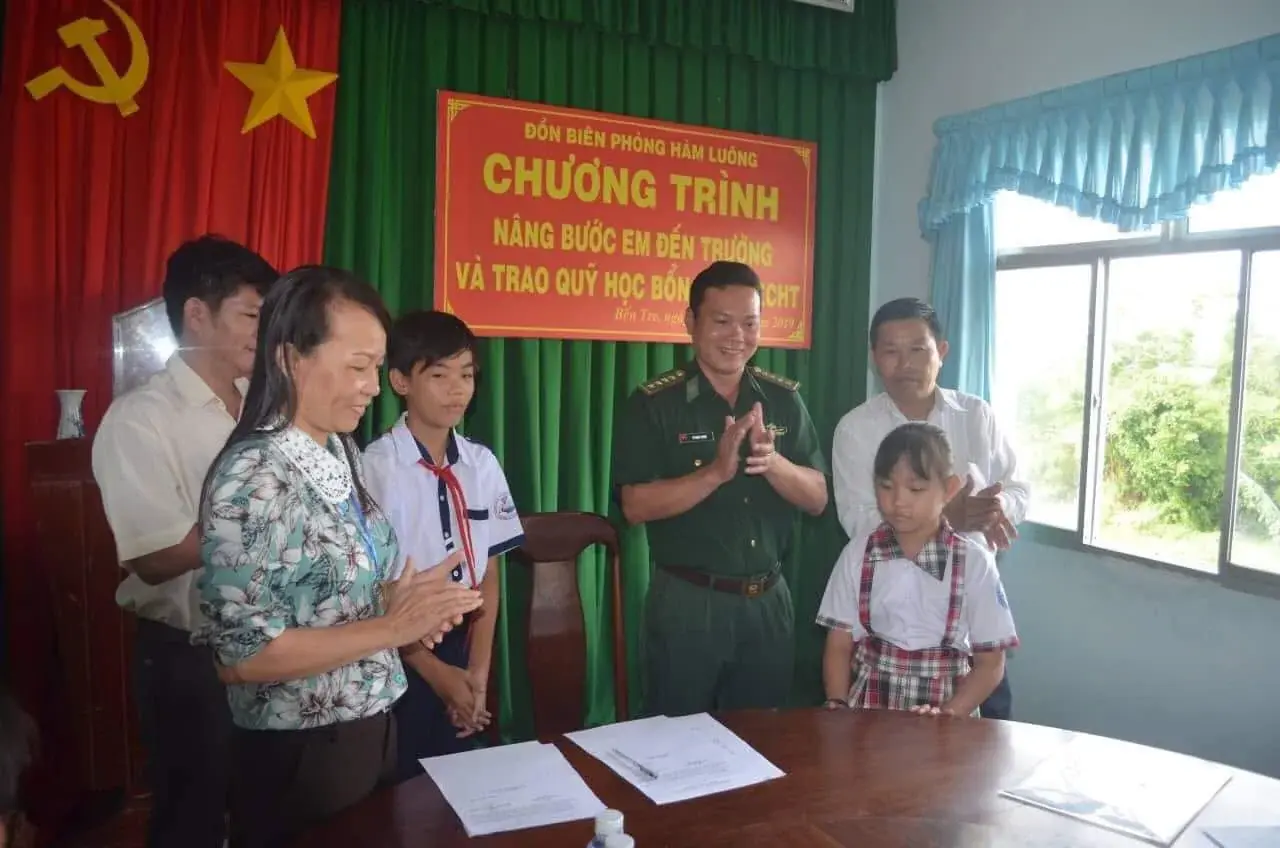 Nguyễn Minh Cảnh receiving educational support