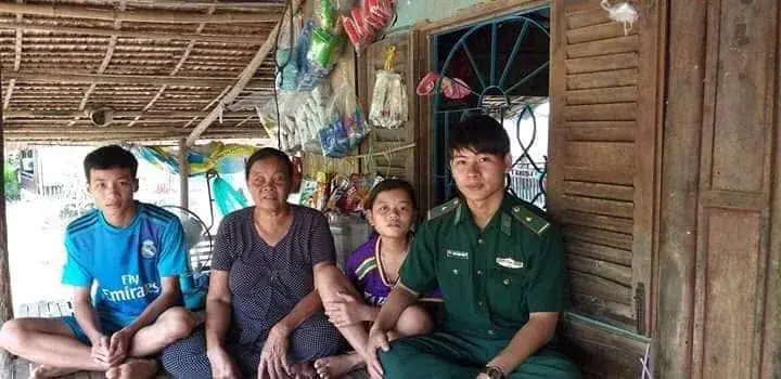 Nguyễn Văn Đễ at home with family and supporters