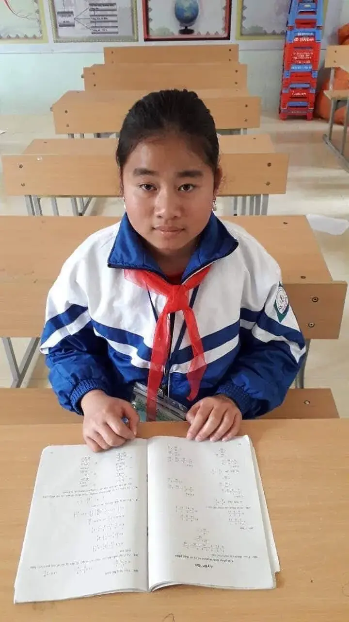 Quàng Quỳnh Giang studying at home
