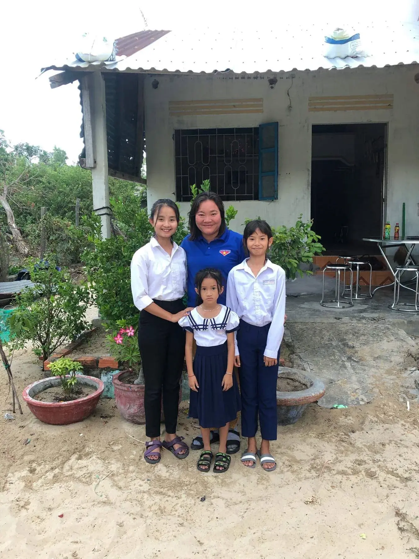 Trần Thị Kim Toả with family and a community supporter