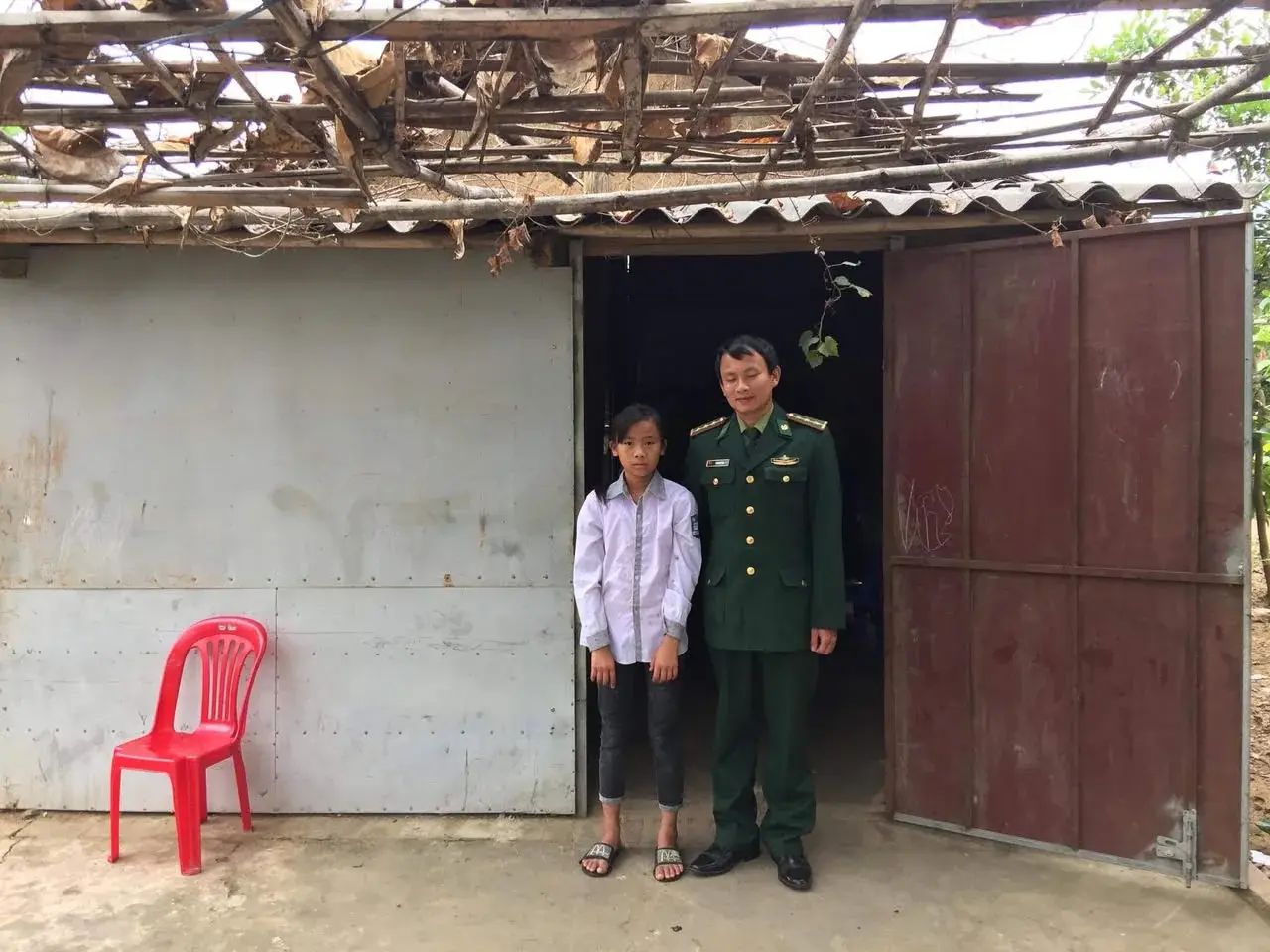 Vũ Khánh Ngọc at home with a community supporter