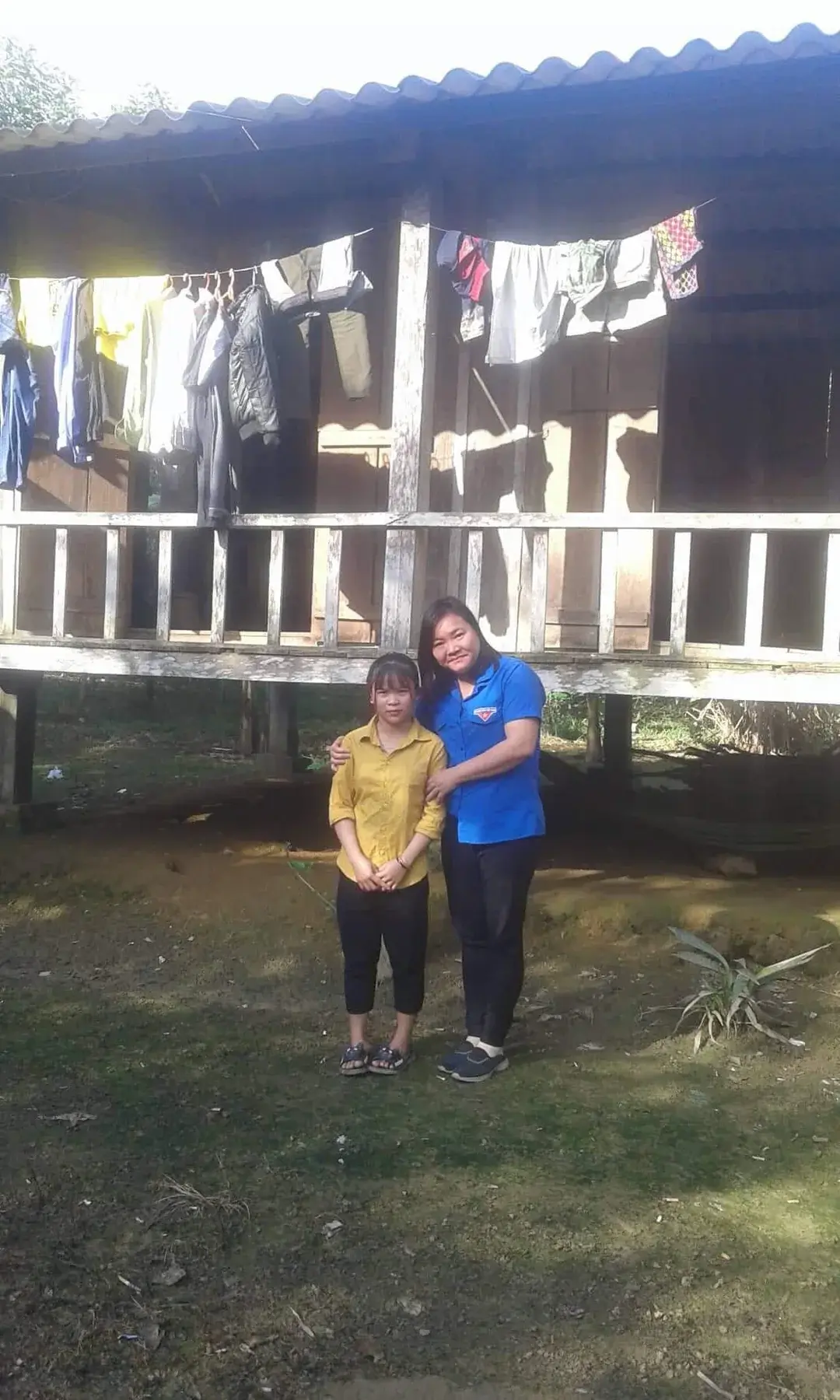 Hồ Thị Phương and a supporter outside her family home