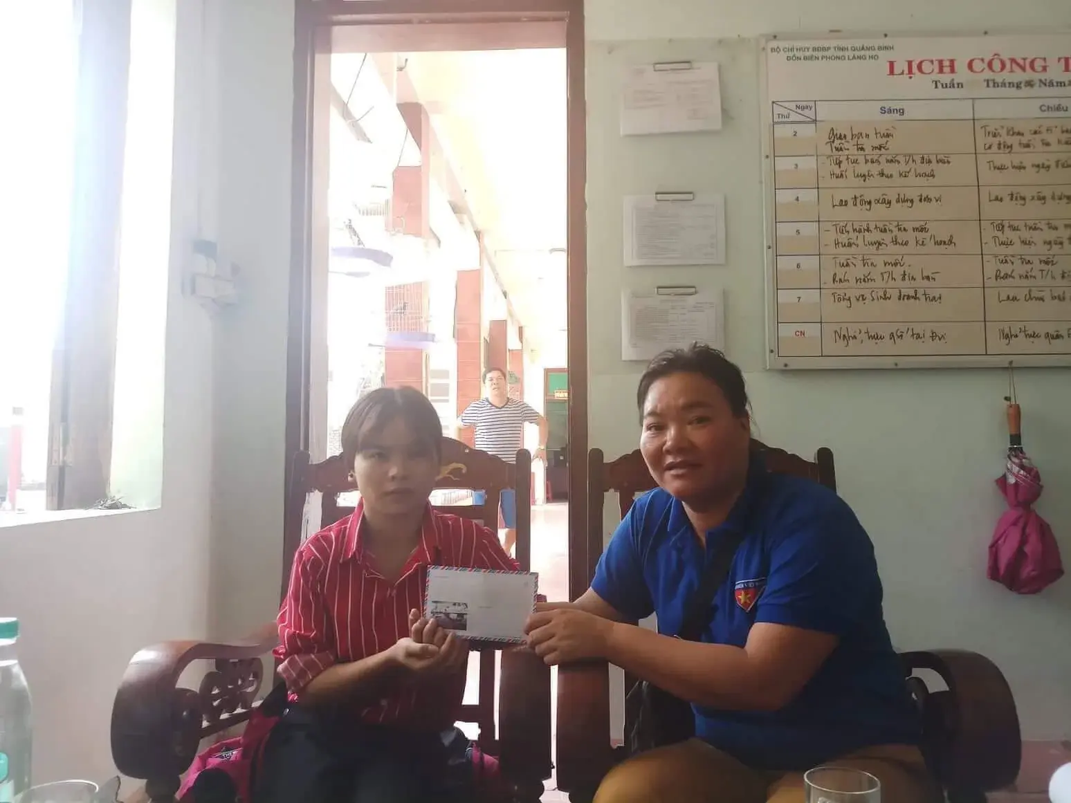 Hồ Thị Phương in conversation at a table