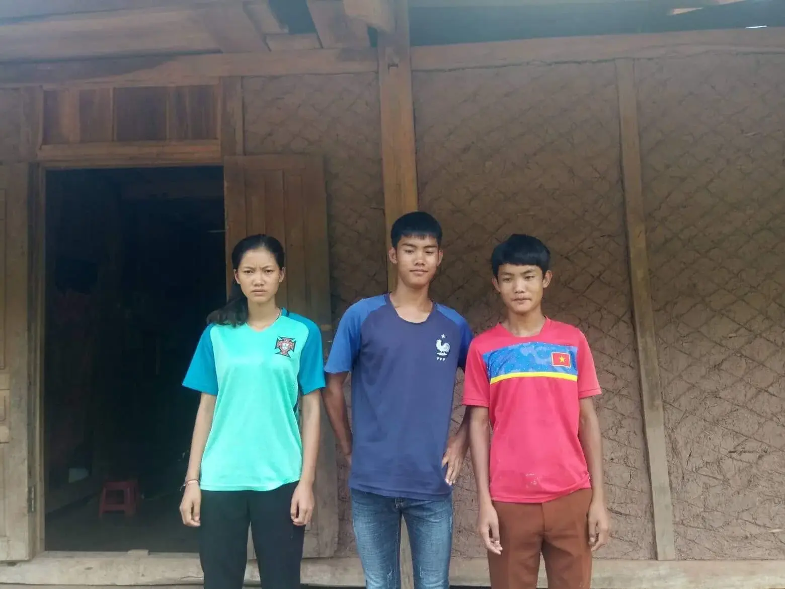 Lỳ Kiên Hoà with family and community supporters