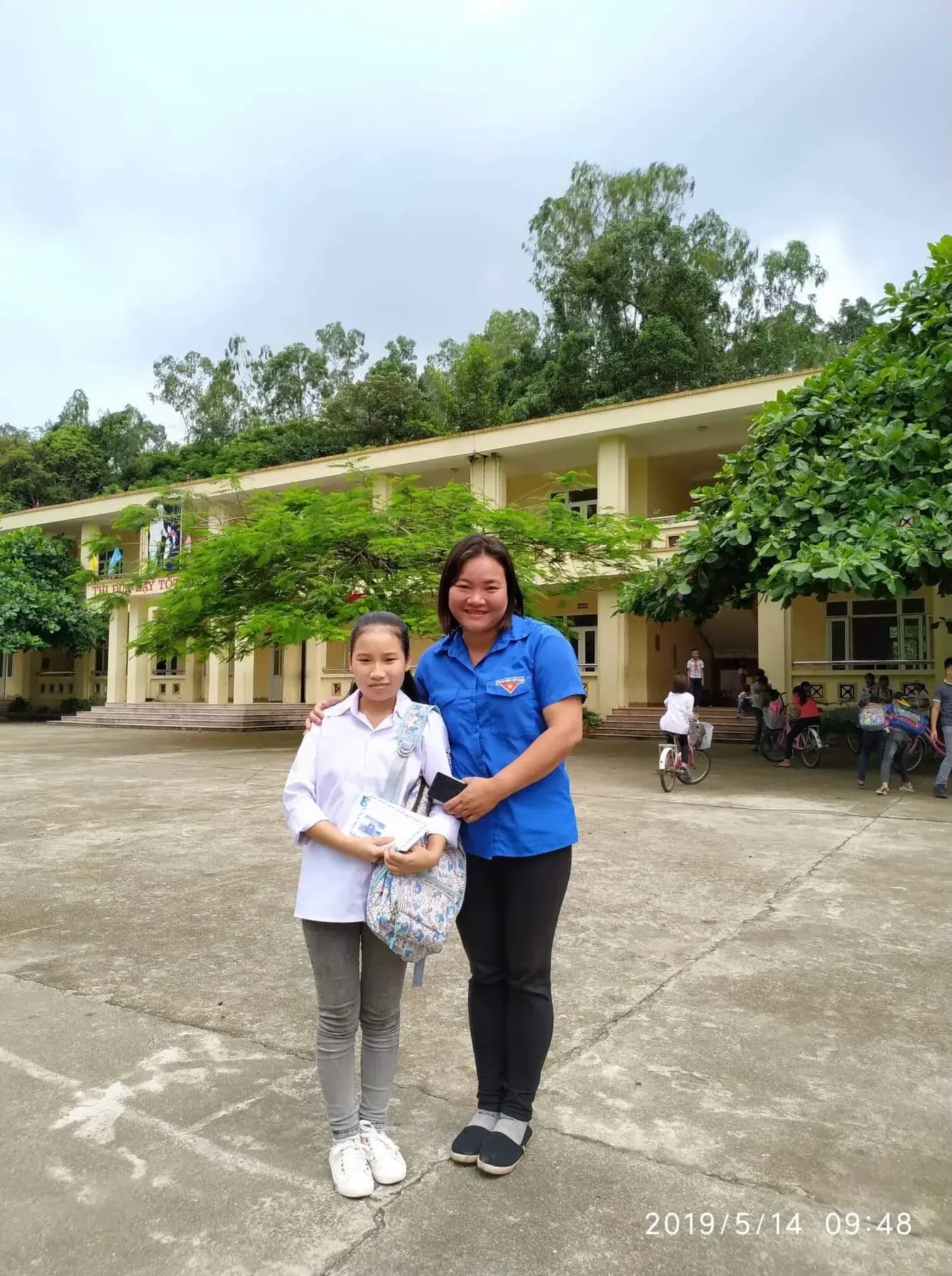 Nguyễn Thị Hậu with a supporter at school