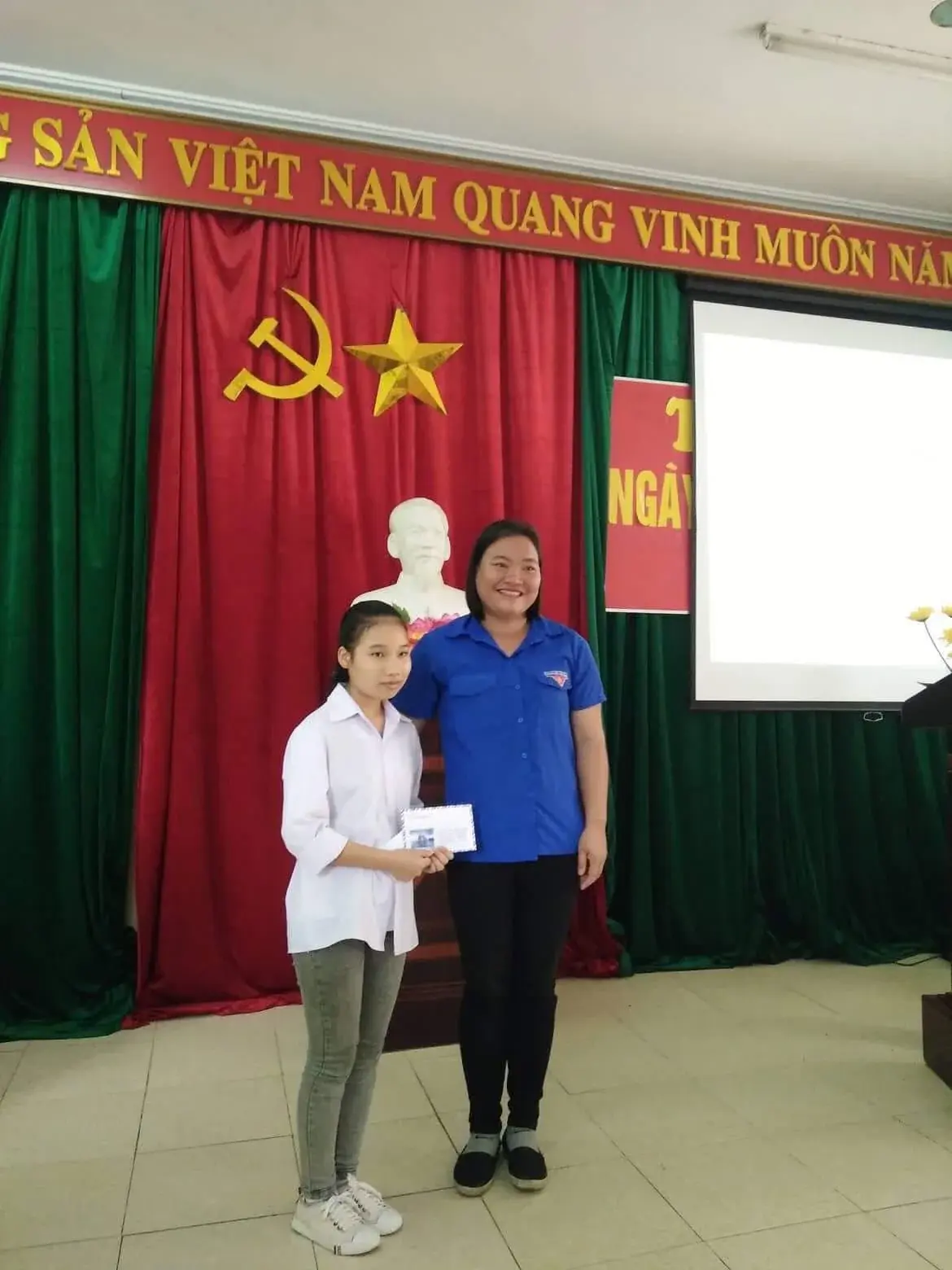 Nguyễn Thị Hậu receiving recognition for her studies