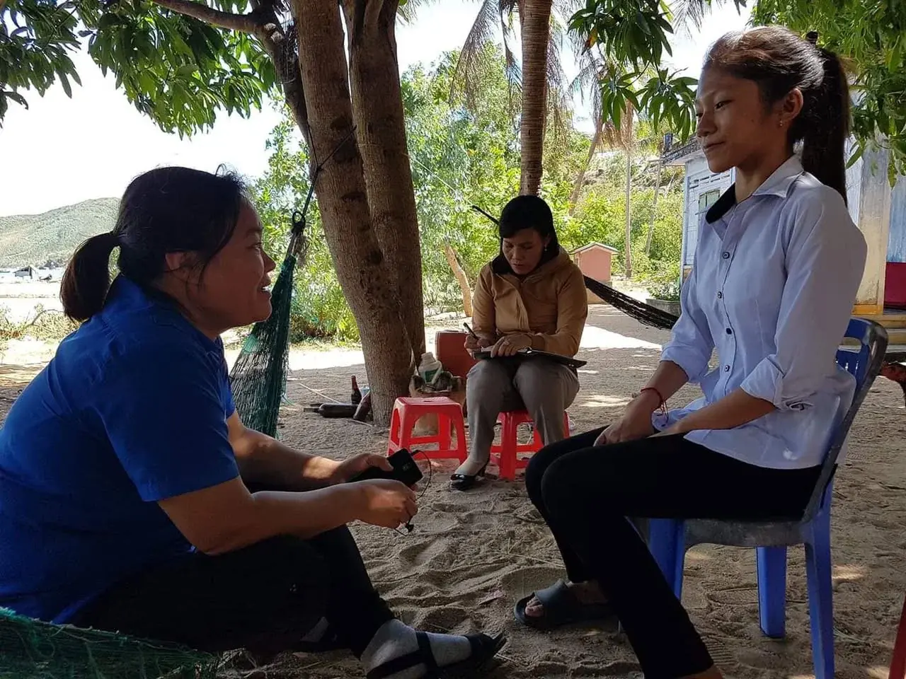 Nguyễn Thị Kim Hồng speaking with a community supporter