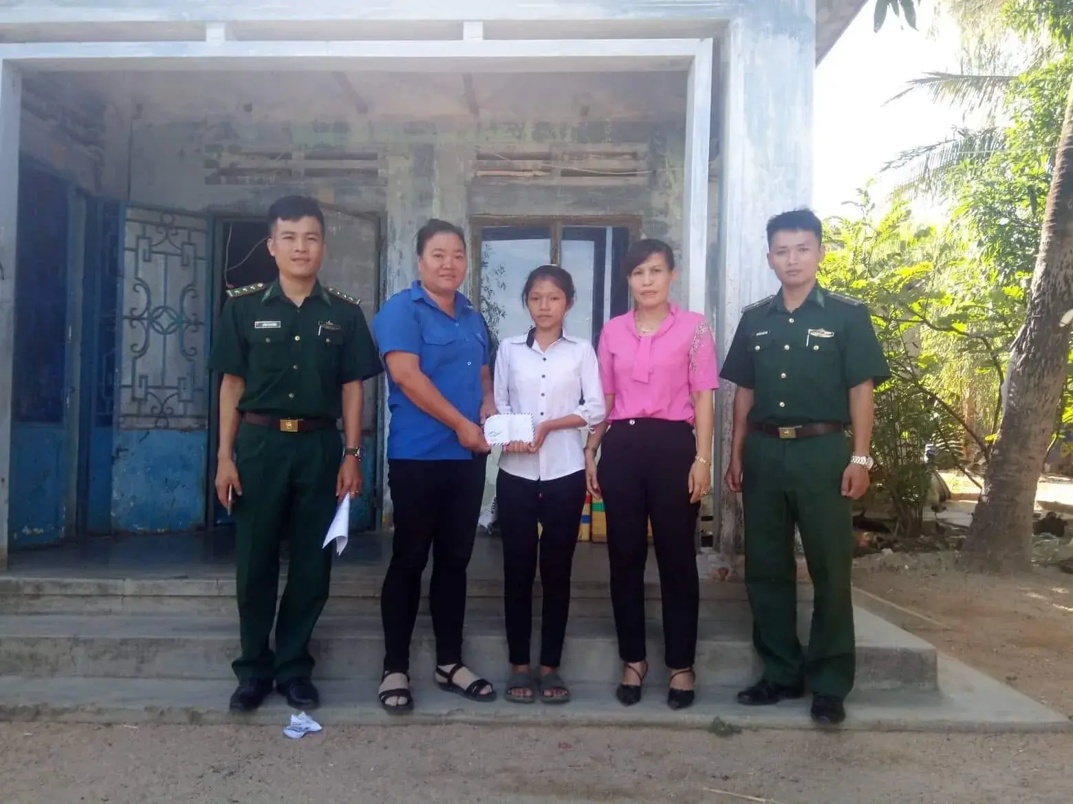 Nguyễn Thị Kim Hồng with family and supporters
