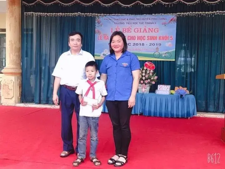 Nguyễn Văn Sơn receiving educational support at school